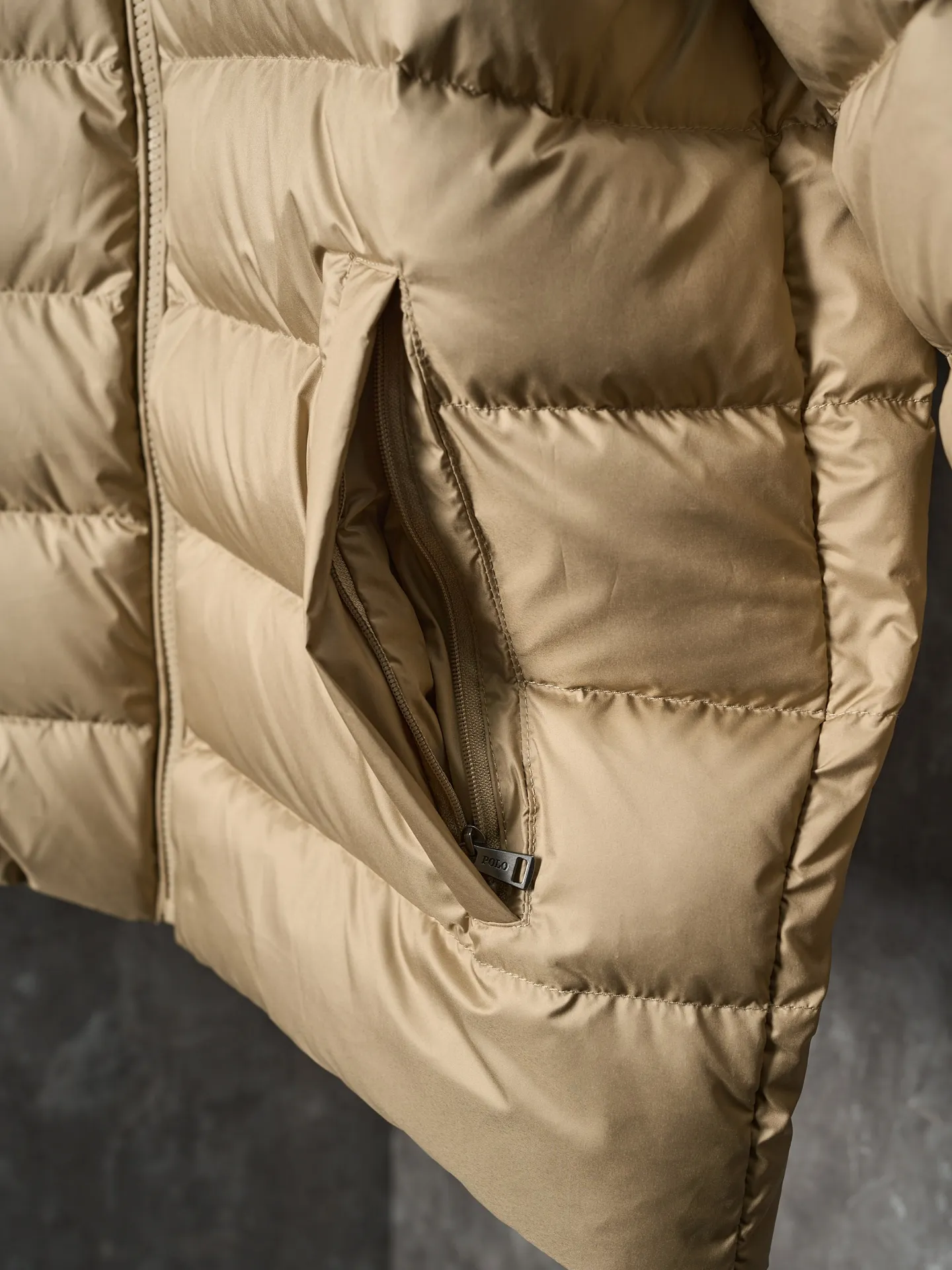 P900 Actual hanging auction】Ralph Lauren/Ralph Lauren pony logo embroidered ribs lightweight down jacket [Ready stock] S M L XL high-quality filling: 90 white duck down is selected, weighing 260g, ensuring excellent thermal insulation performance. After strict screening and processing, the velvet is not easy to drill, ensuring durability. The nylon fabric has good windproof and waterproof properties, which can effectively block the intrusion of wind and rain from the outside. It keeps the interior dry and is suitable for wearing in humid or rainy environments.  The red label on the chest is made with an imported MECLO embroidery machine. The original pattern is scanned first, and then high-quality silk thread is used to make a pattern. The density effect is adjusted by continuous pattern making.  Exquisite details: the zipper design is simple and elegant, easy to operate; the closing design of the cuffs and hem effectively prevents the intrusion of cold wind, improving the warmth and comfort of wearing.  All the hangtags, wash marks, air holes, and four-button buttons are all custom-made using original one-to-one molds.
